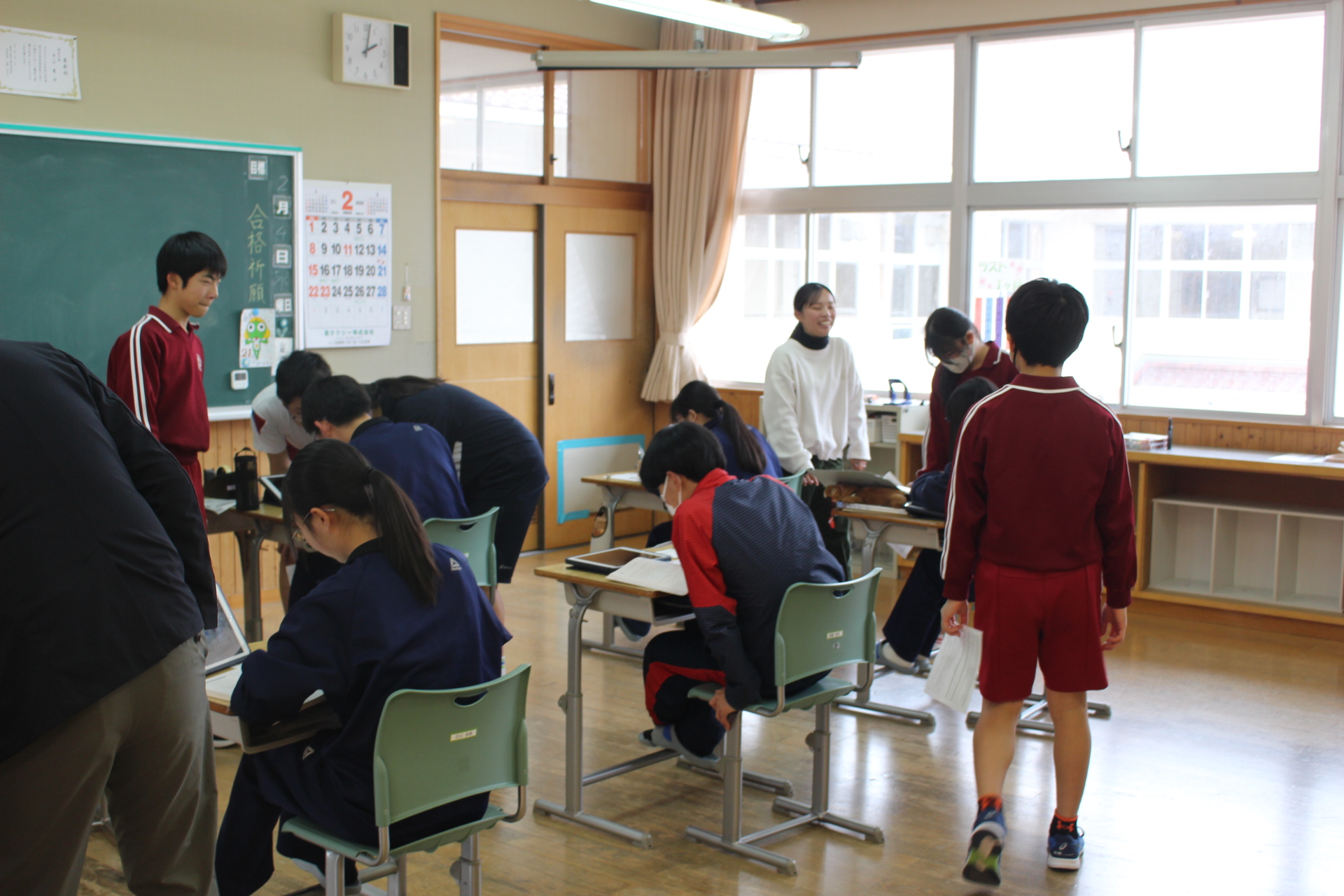 都万中学校2年生が新1年生となる予定の児童を一日入学で迎えている写真