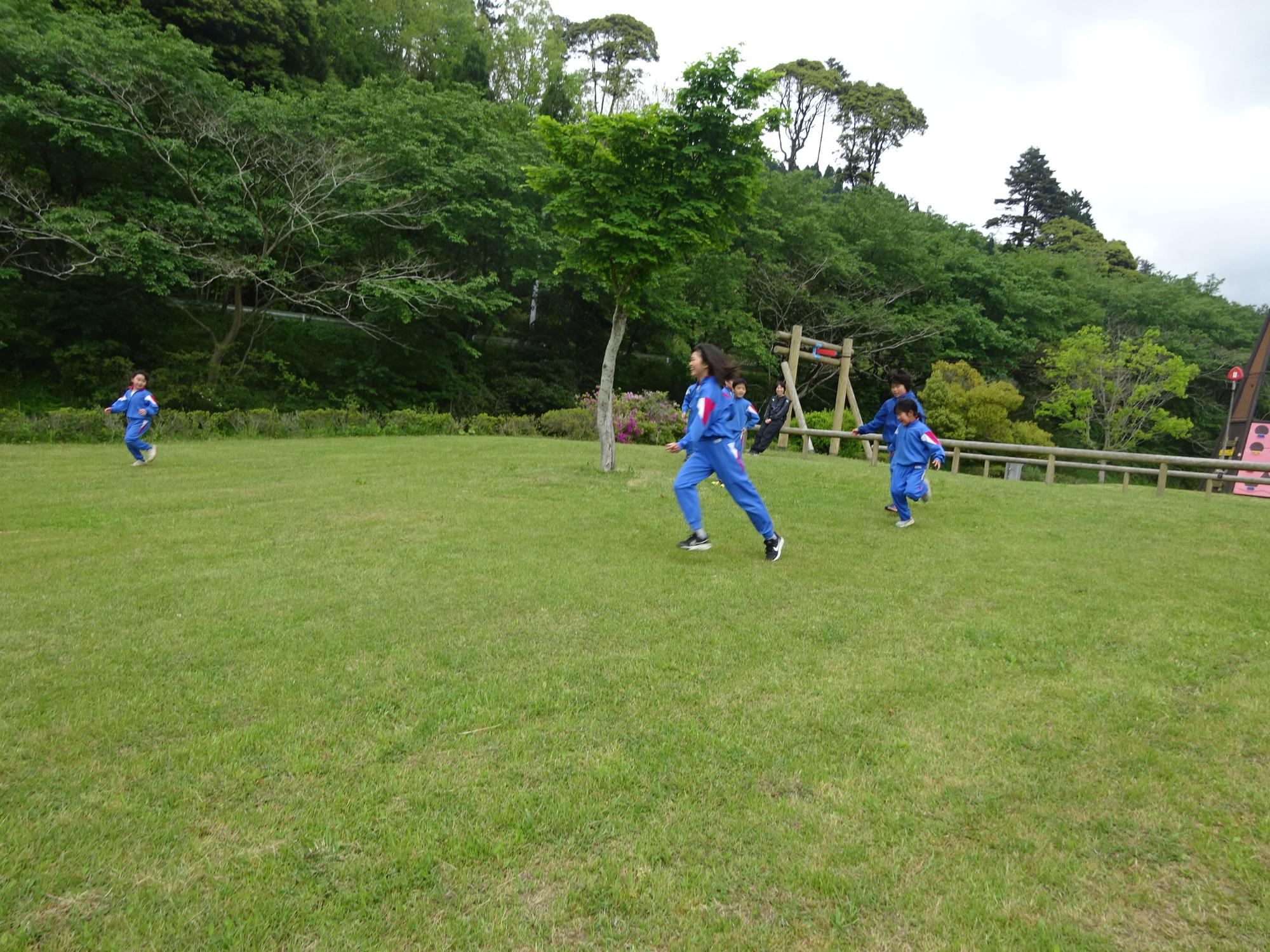 寺の前公演で遊ぶ児童たち