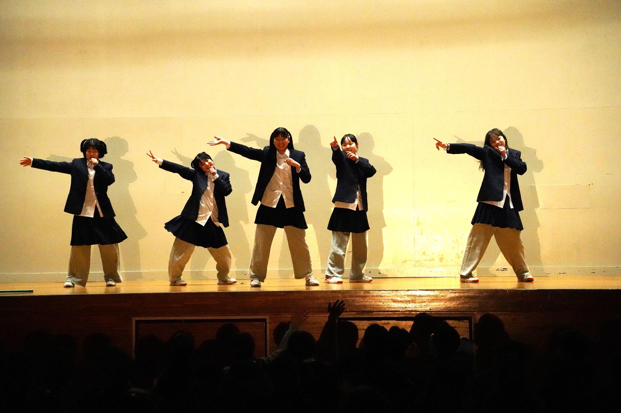 ステージでダンスを踊る女子生徒5名が映った写真