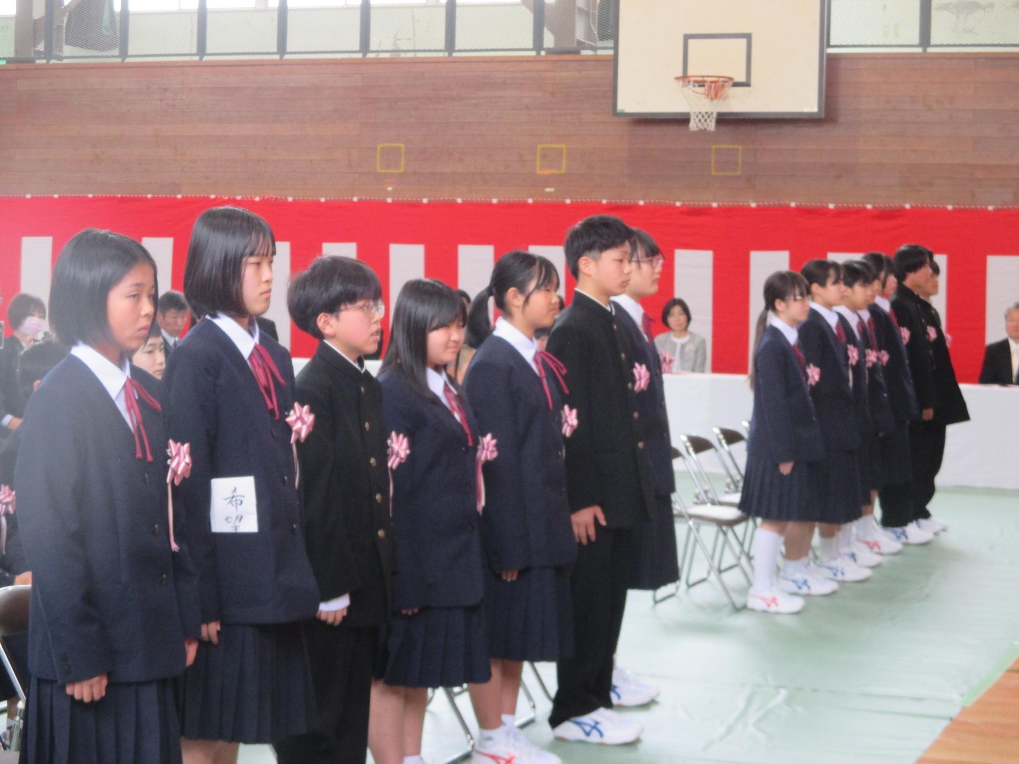 呼名起立する新入生たち