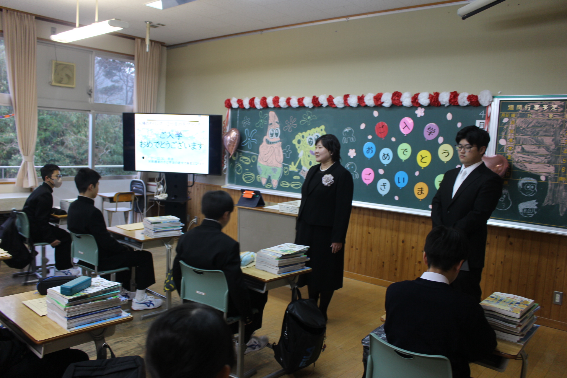 新1年生に挨拶をする主担教諭の方々の様子