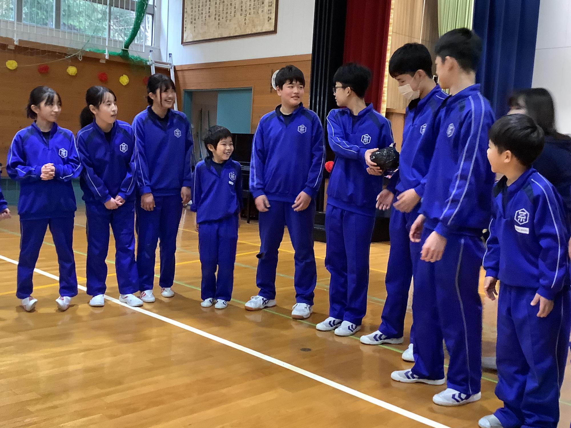 体操服を着た児童が仲睦まじく映っている写真