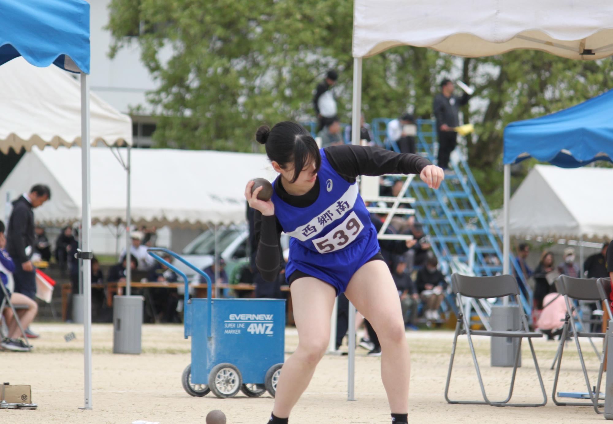 包含を投げる動作中の女子生徒