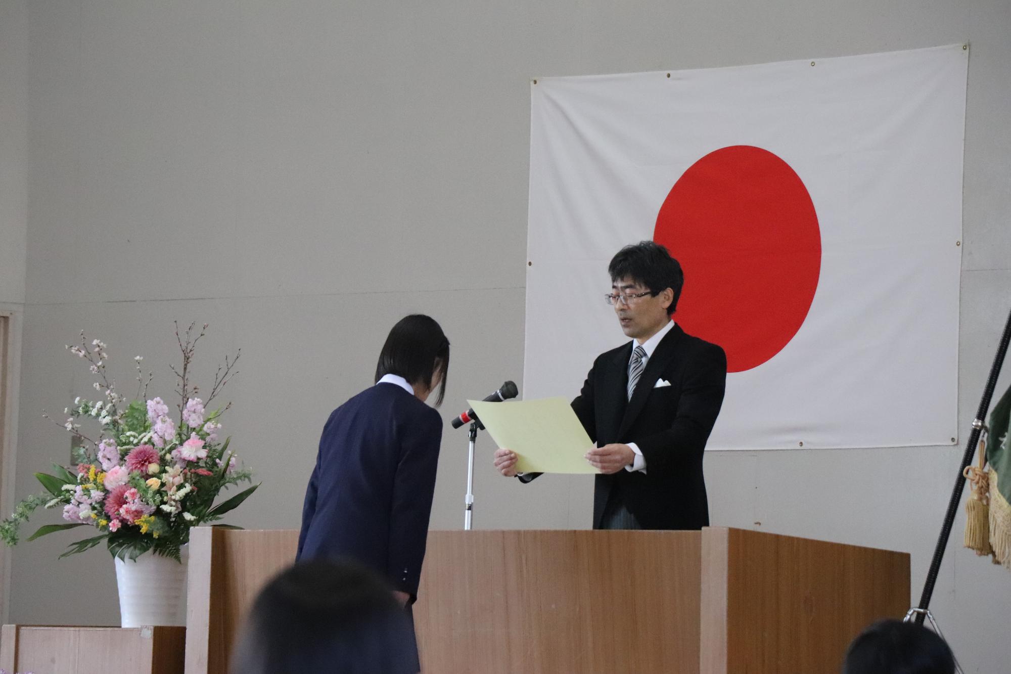 卒業証書をもらう女子生徒が映った写真