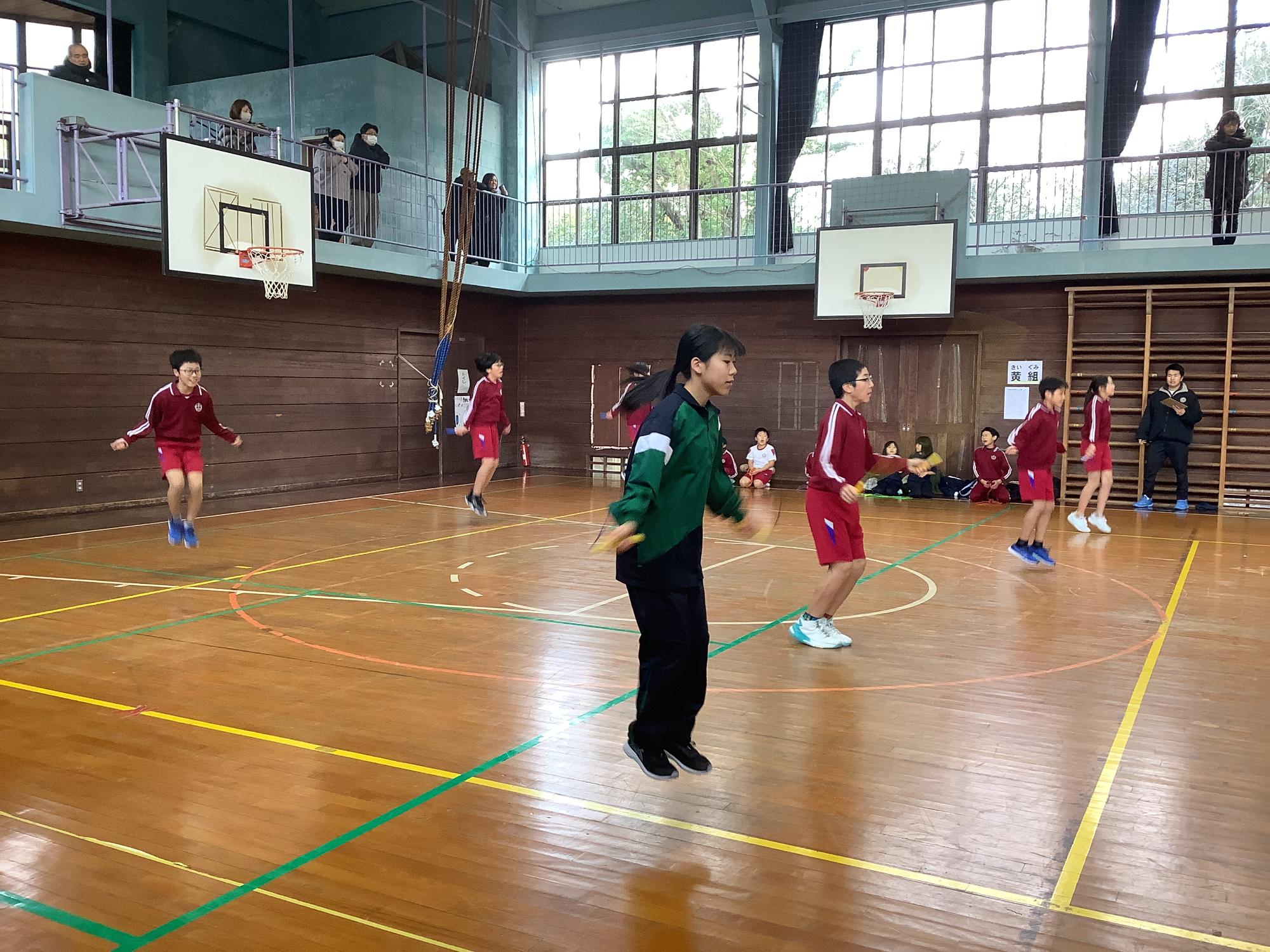 都万小学校児童が校内の縄跳び大会で縄跳びをしている写真