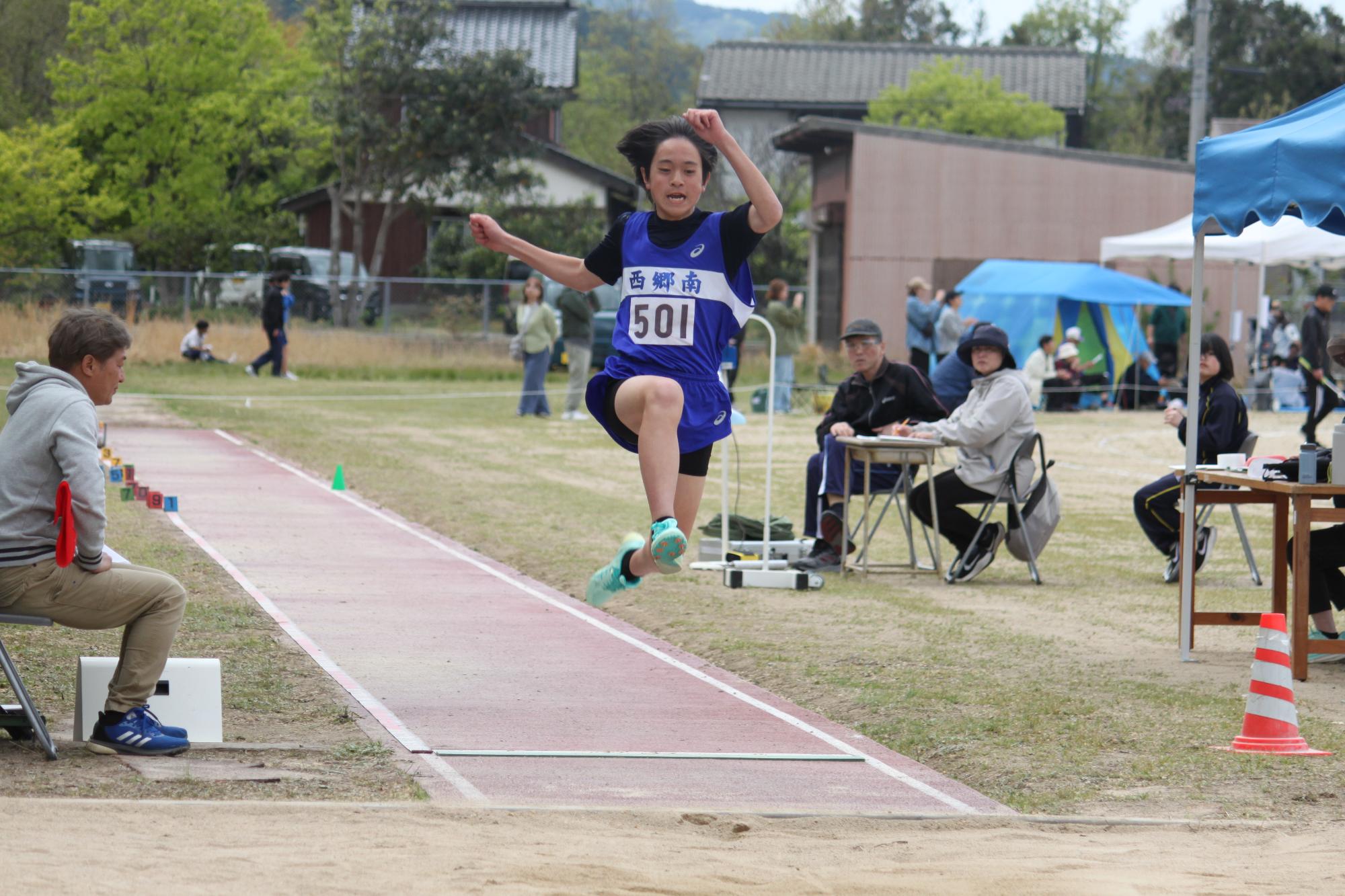 走り幅跳びをする女子生徒