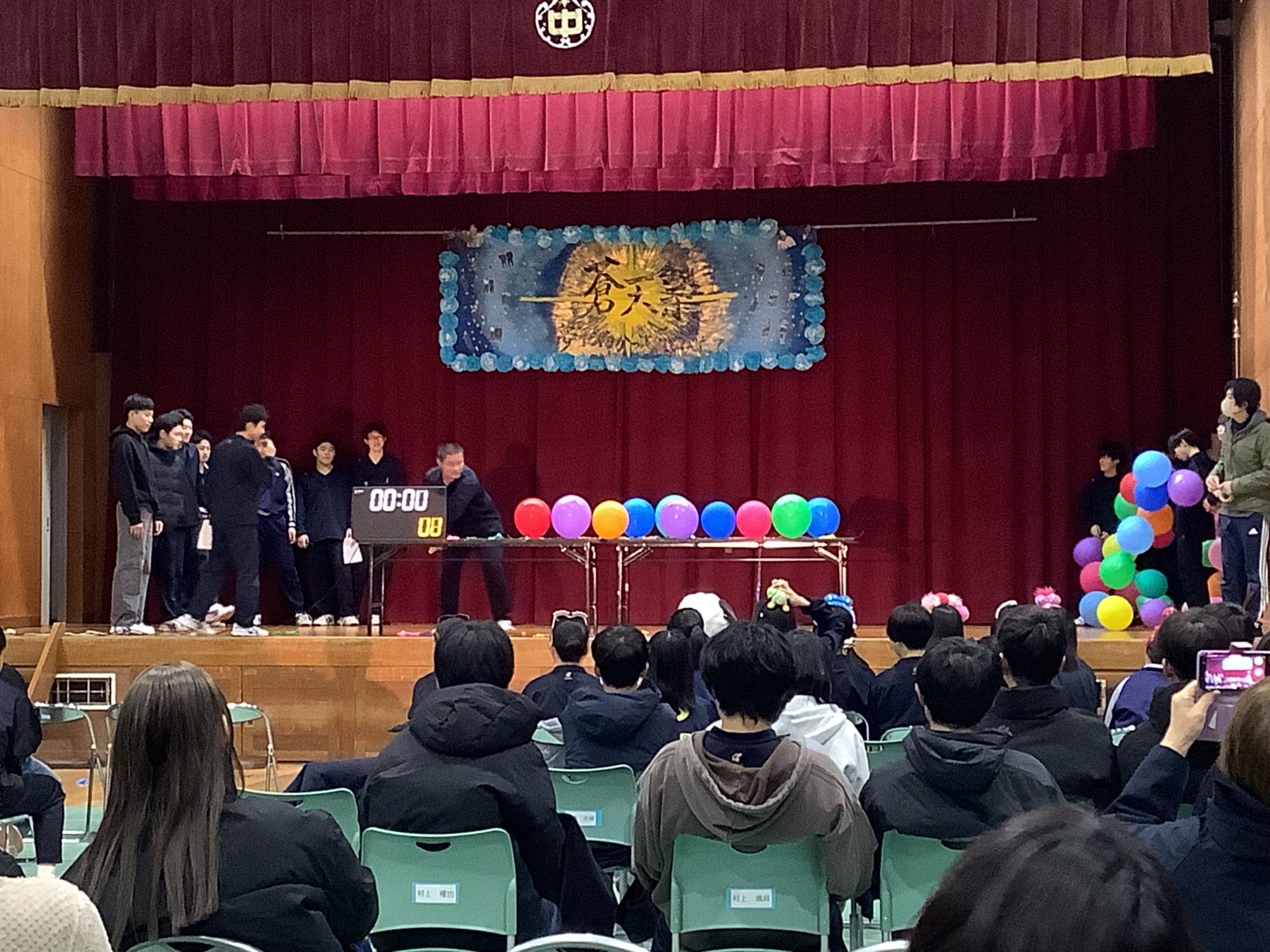 3年生を送る会で出し物をする在校生の映った様子