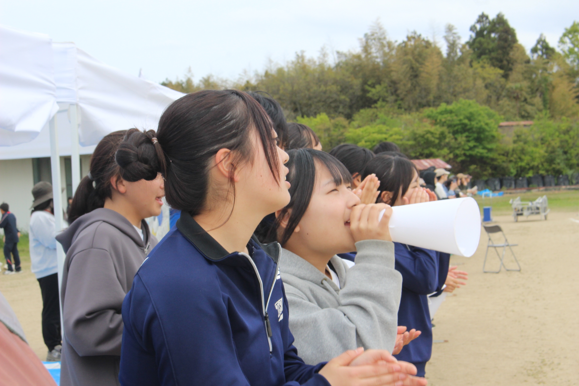 選手たちを応援する生徒たちの様子