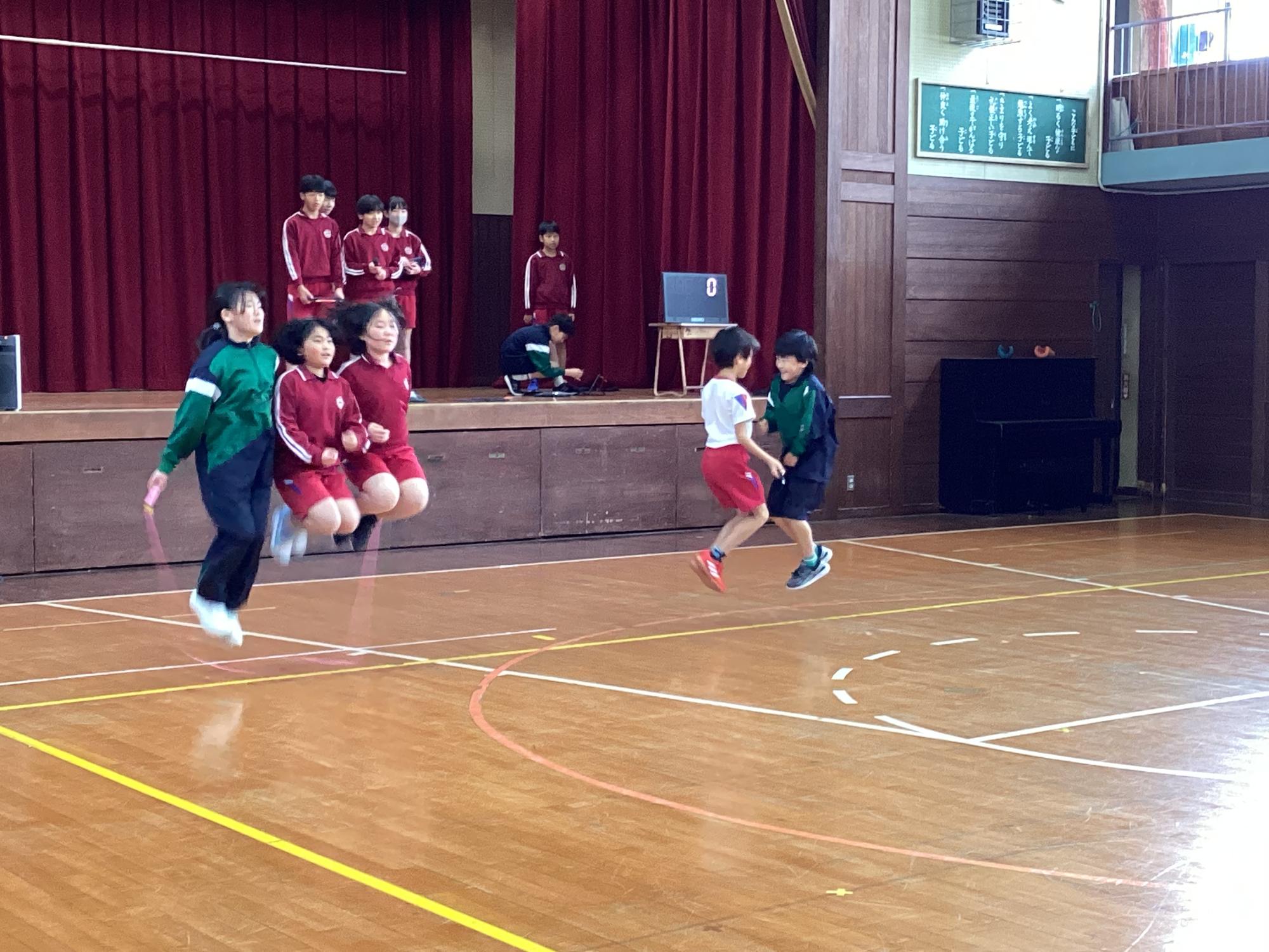 都万小学校児童が校内の縄跳び大会にて縄跳びをしている写真