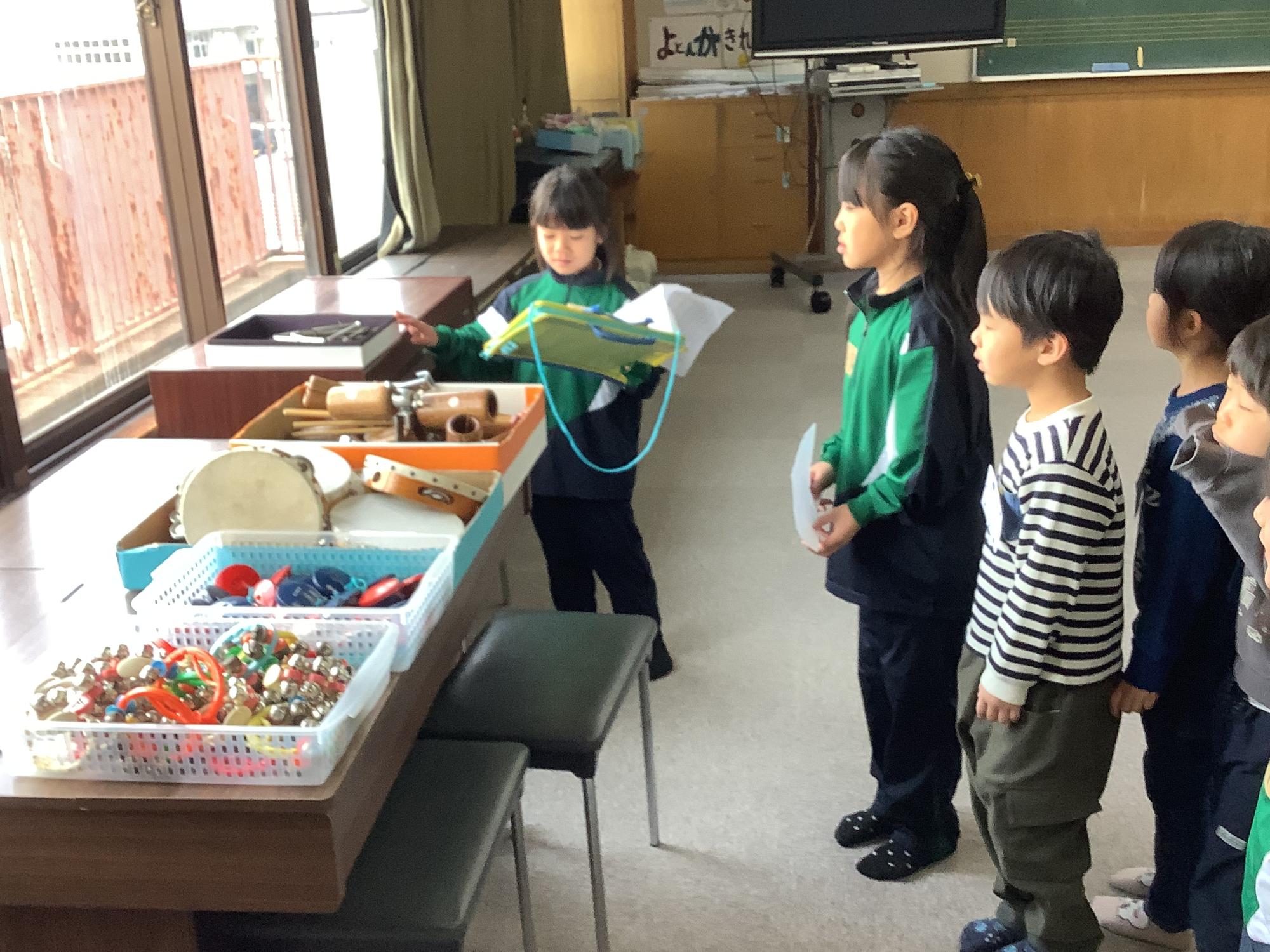 都万小学校で行われる一日入学にて新たに小学校1年生となる予定の園児に対して、声をかける都万小学校1年生の写真