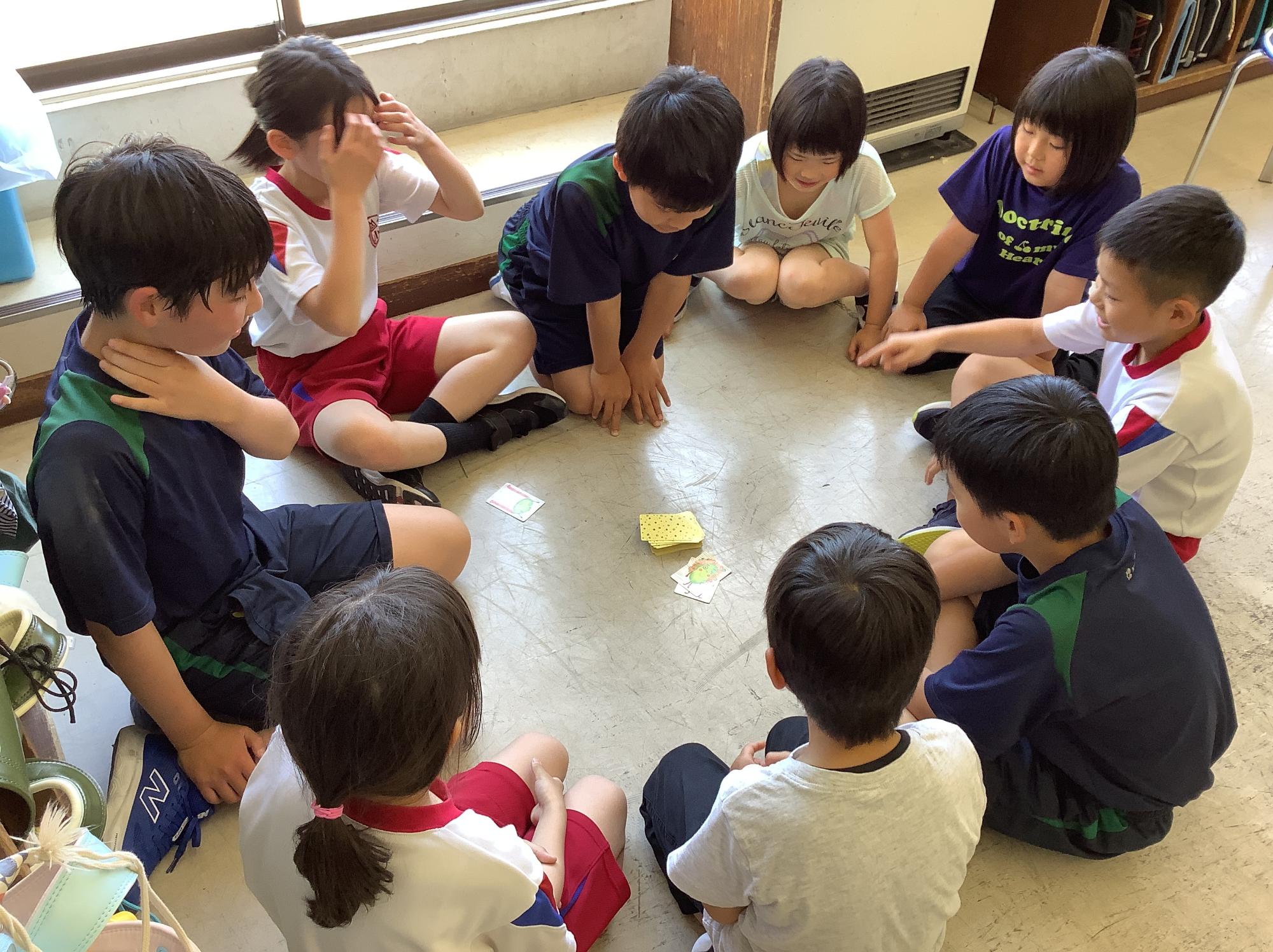 ふせんを用いたゲームをする児童たち