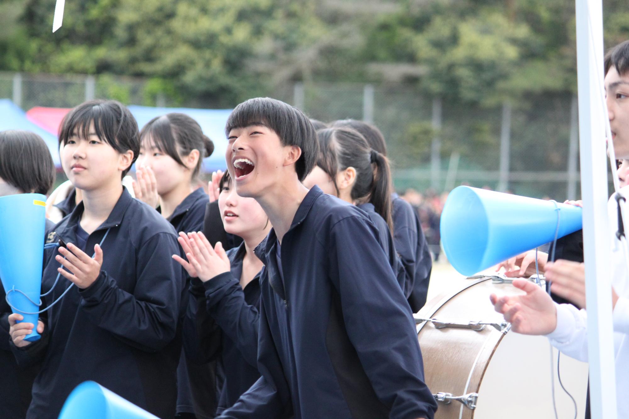 応援する子どもたち