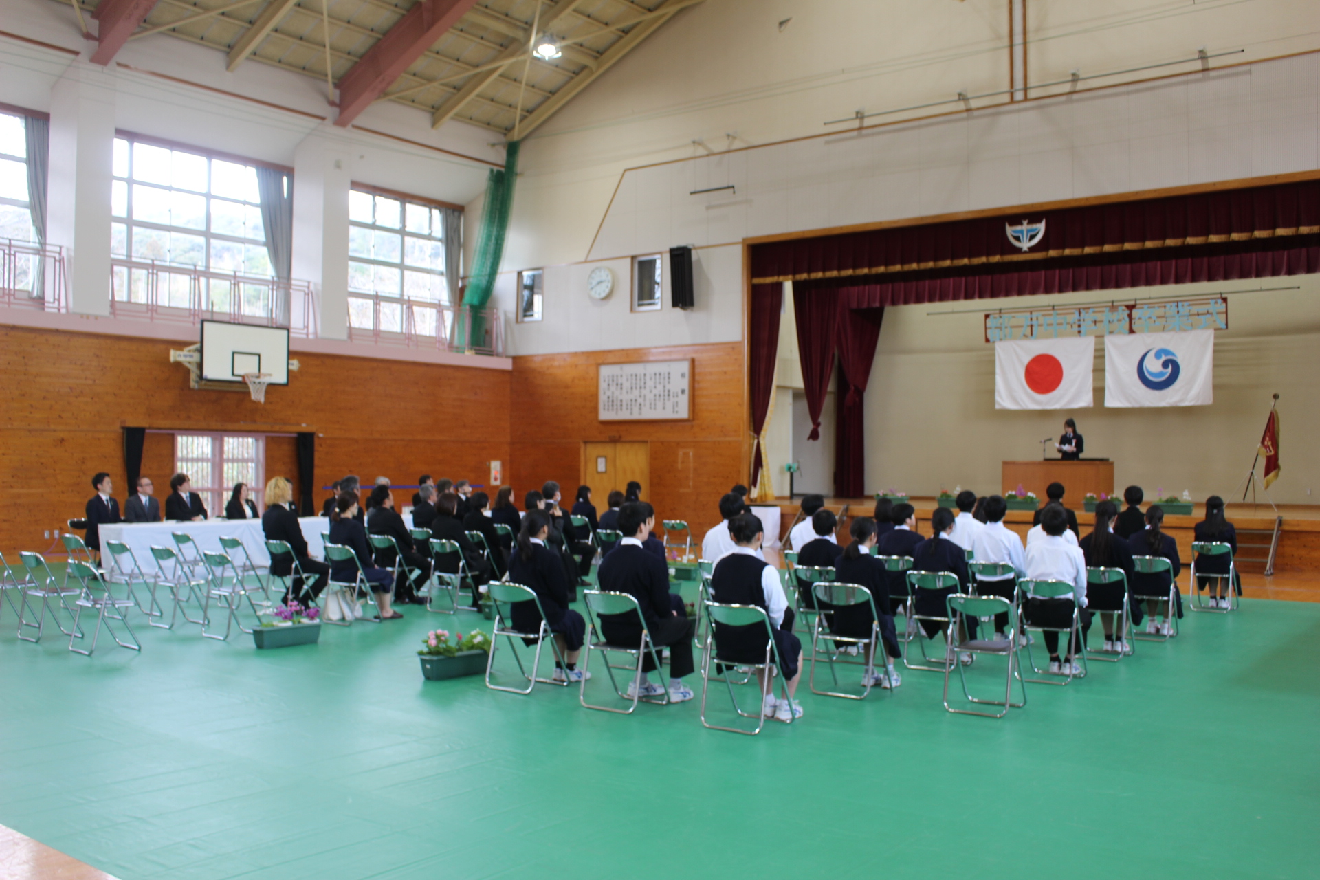 卒業証書授与式が行われている写真