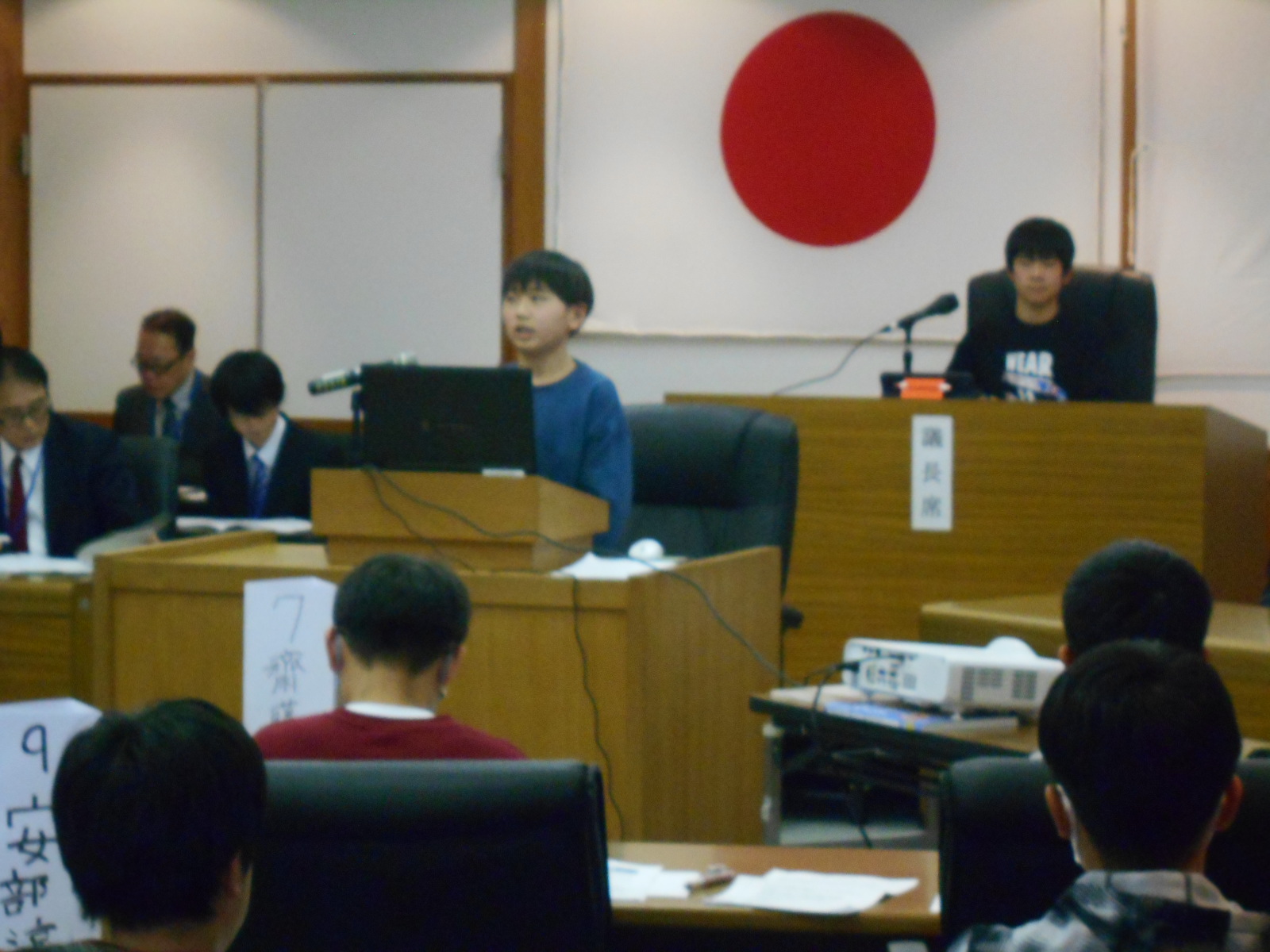 都万未来会議で隠岐の島町役場都万支所、都万公民館職員に対して提案を行う都万小学校6年生の写真