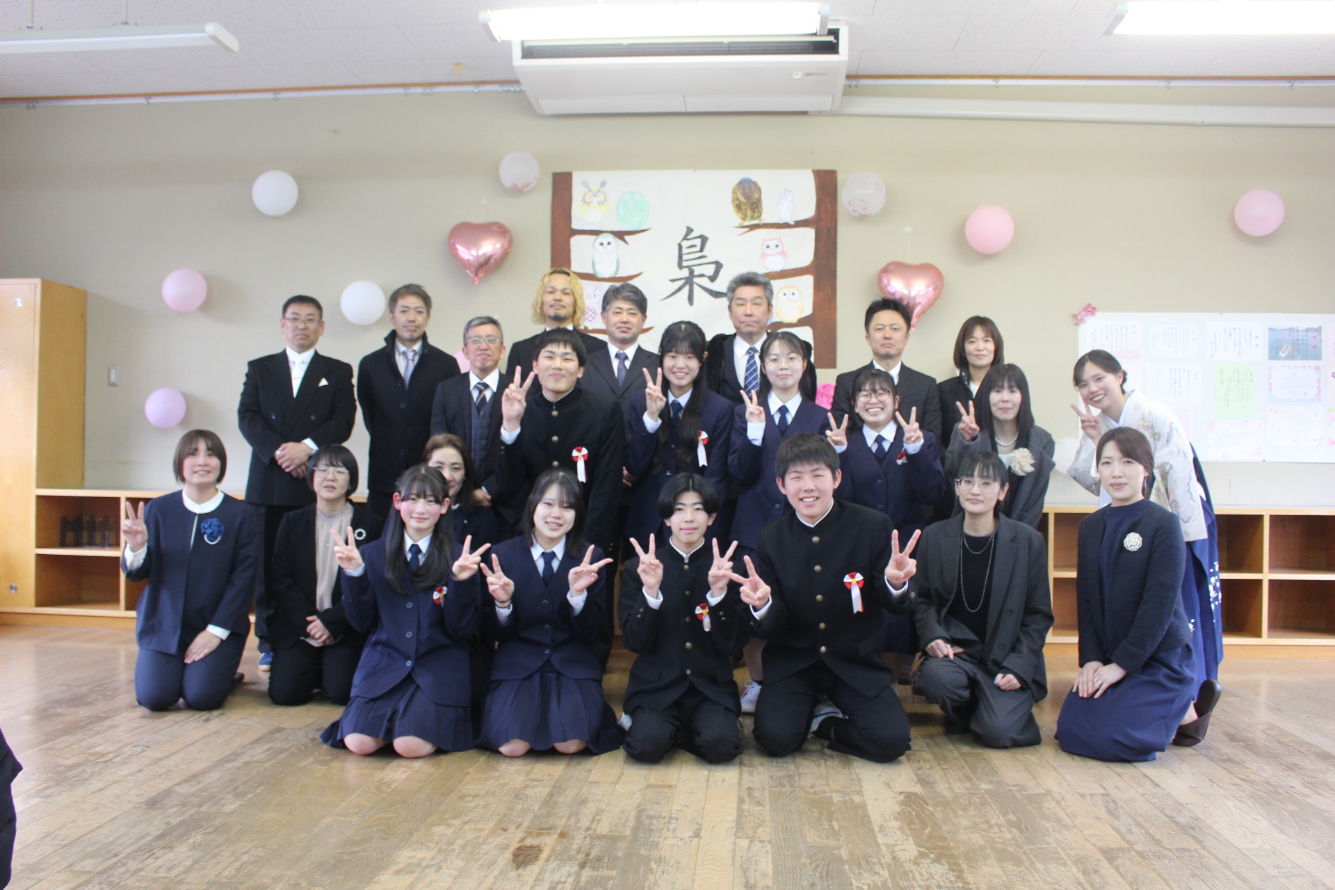 都万小学校卒業生と保護者、先生方が映っている写真