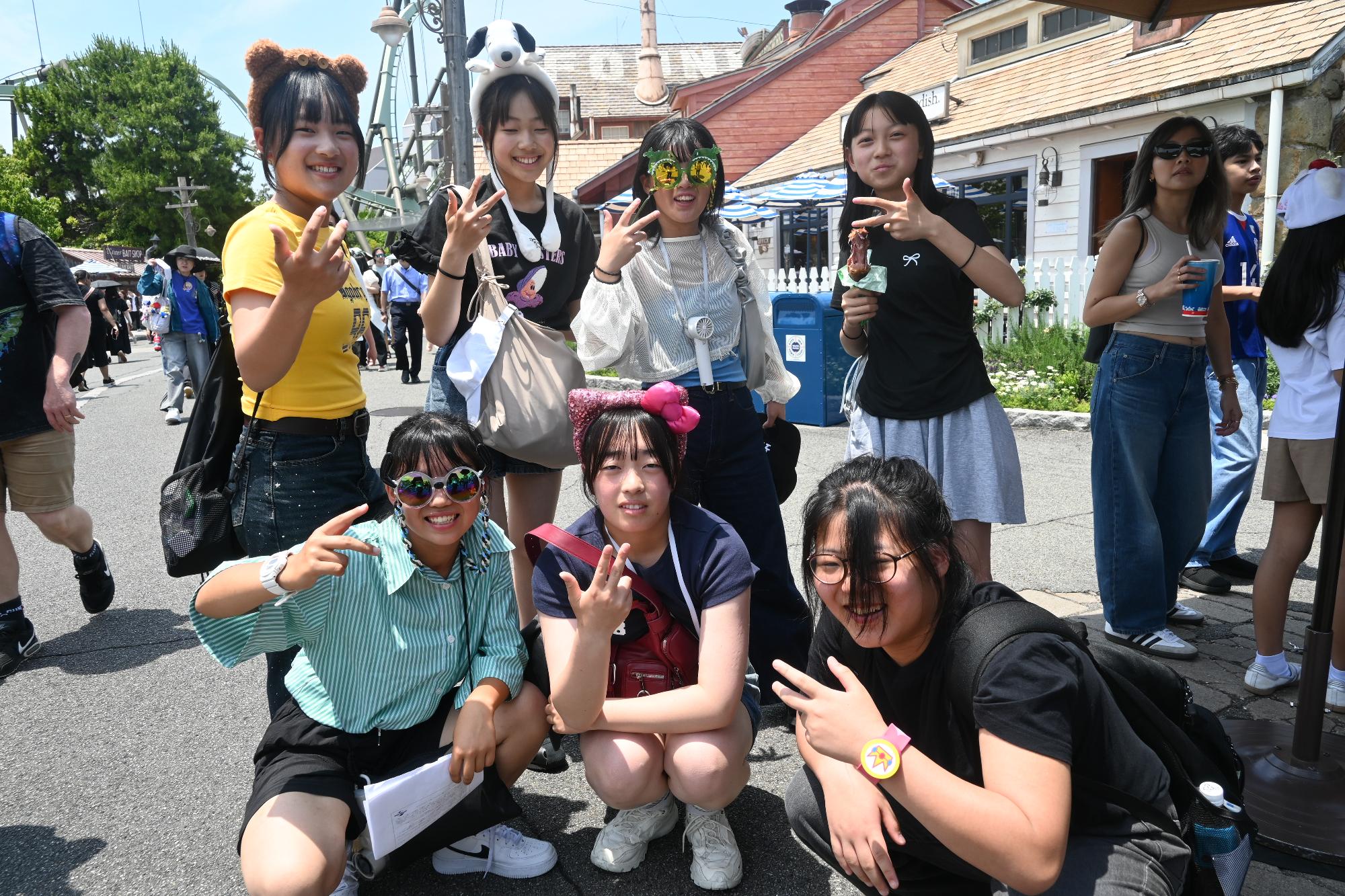集合写真を撮る女子生徒たち
