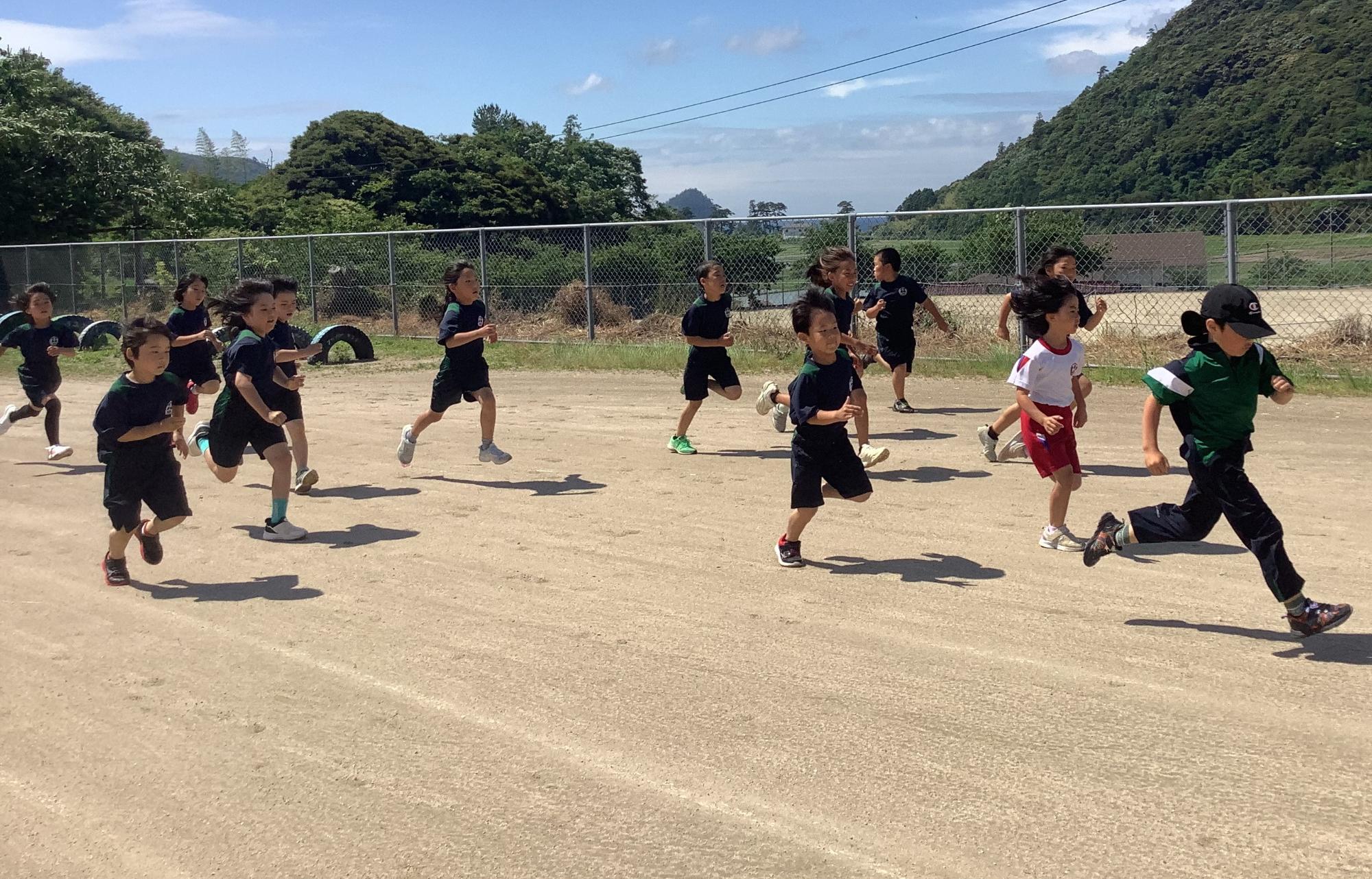 徒競走を行う生徒たち