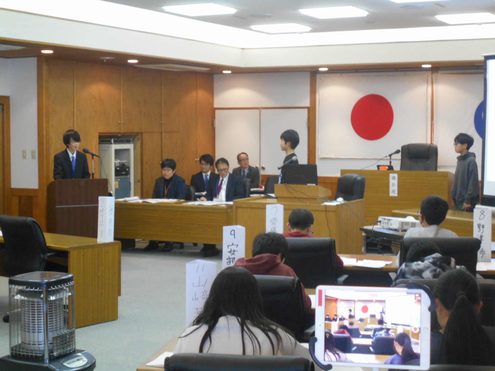 都万未来会議で隠岐の島町役場都万支所、都万公民館職員に対して提案を行う都万小学校6年生の写真