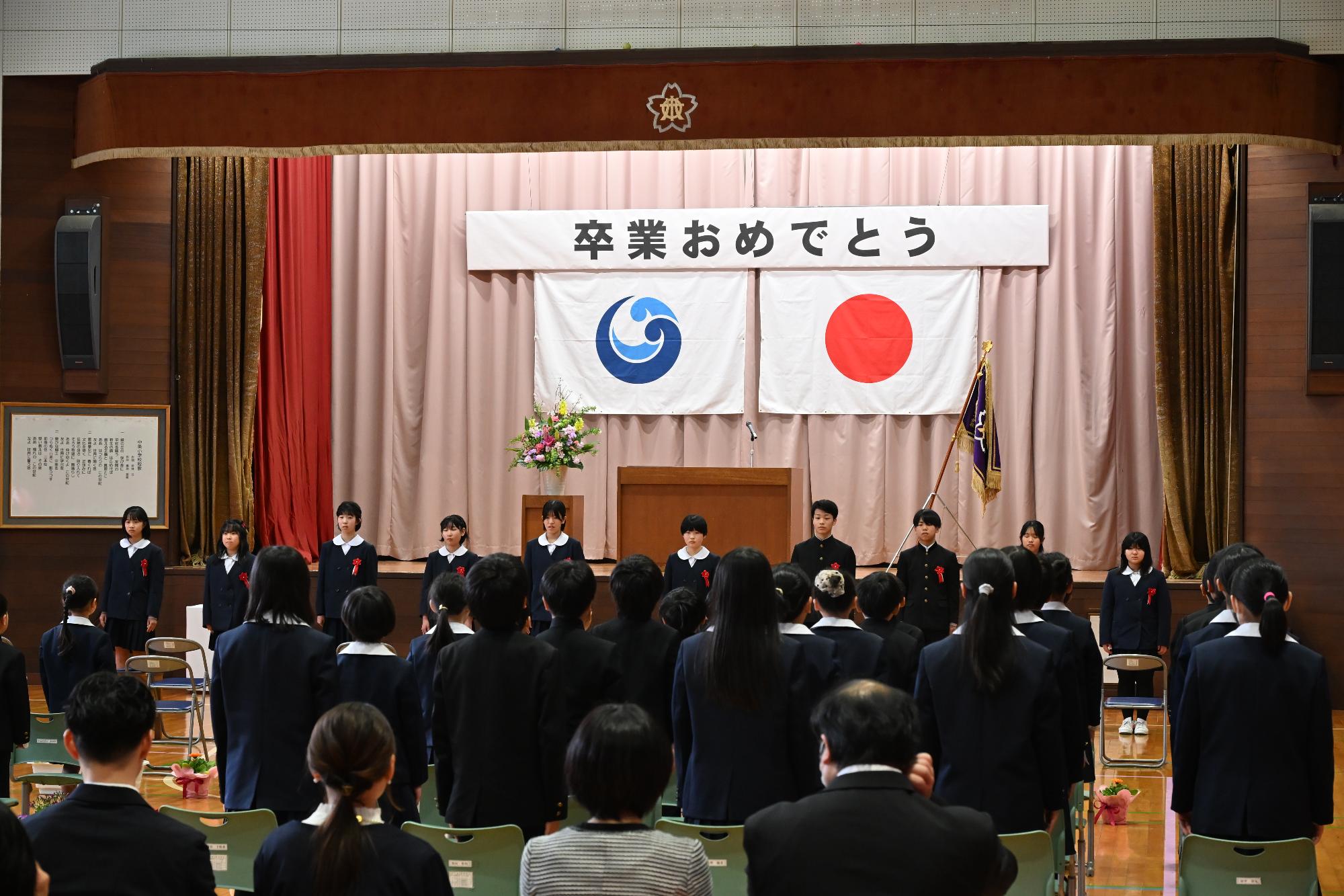 6年生へ贈る言葉を送る在校生たちが行っている様子
