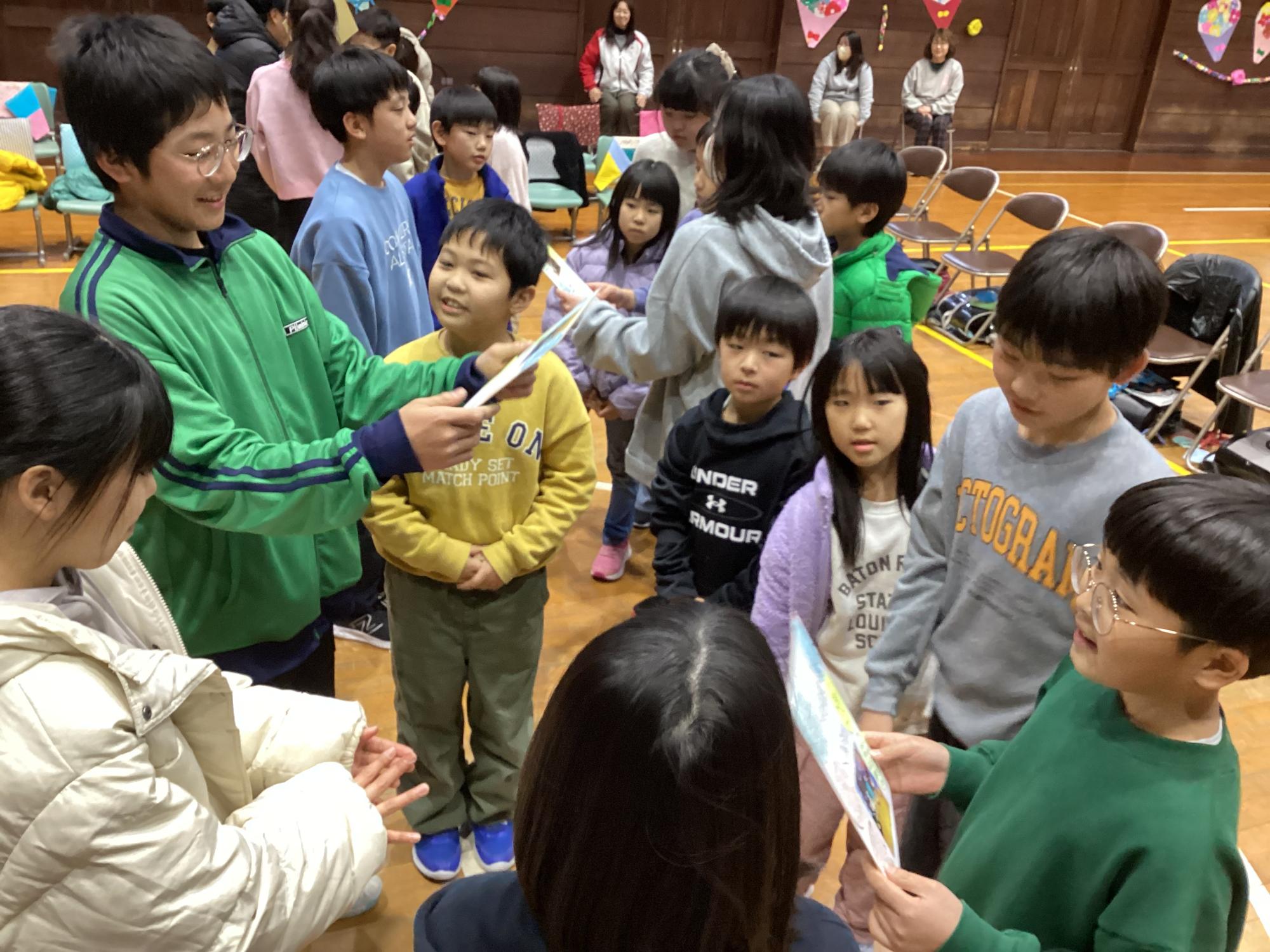 6年生を送る会にて都万小学校児童が交流を図っている写真