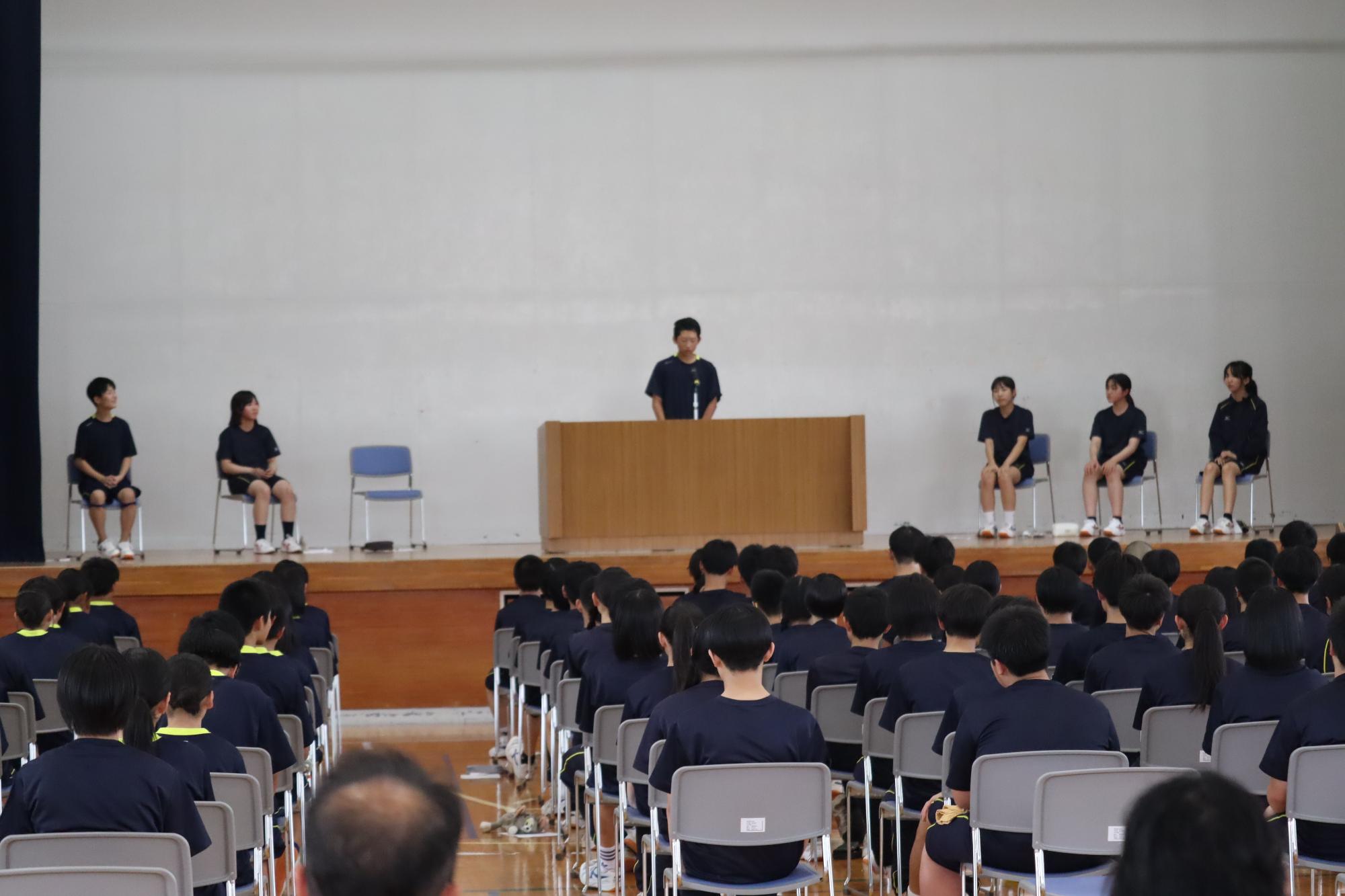 校内弁論大会で登壇し、演題を発表する子ども