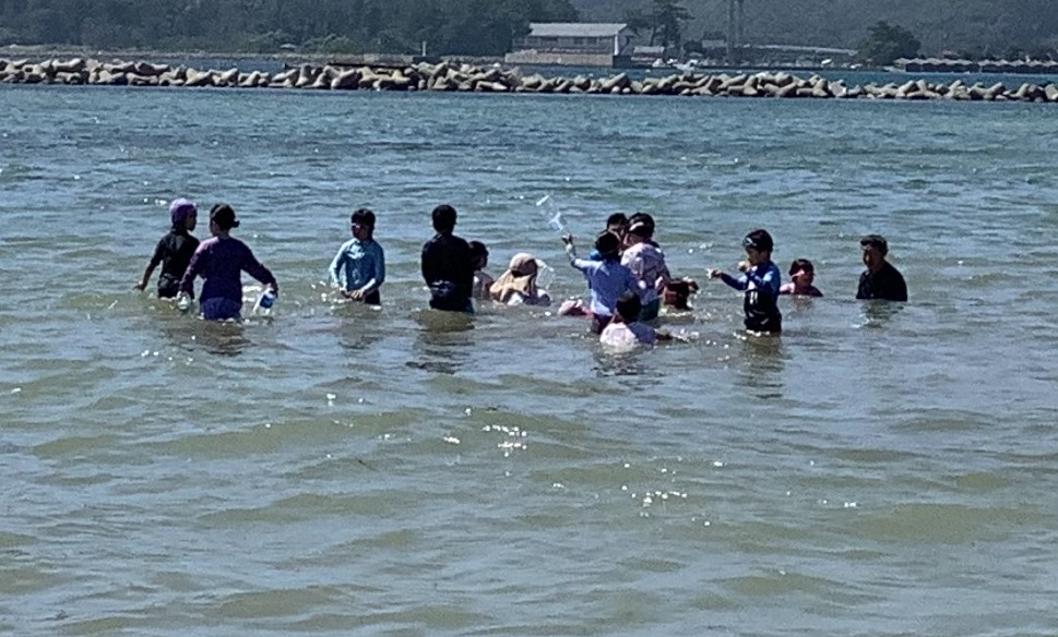 海水浴を楽しむ児童たち