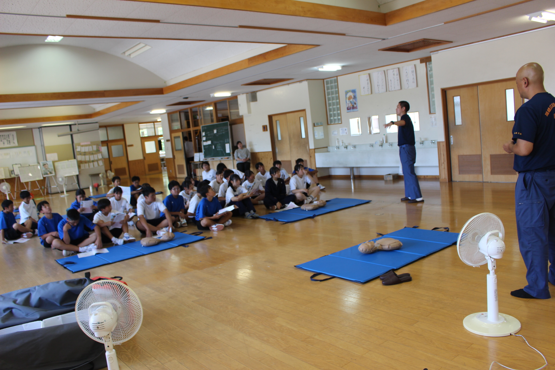 消防士の説明を聞く生徒たちの様子