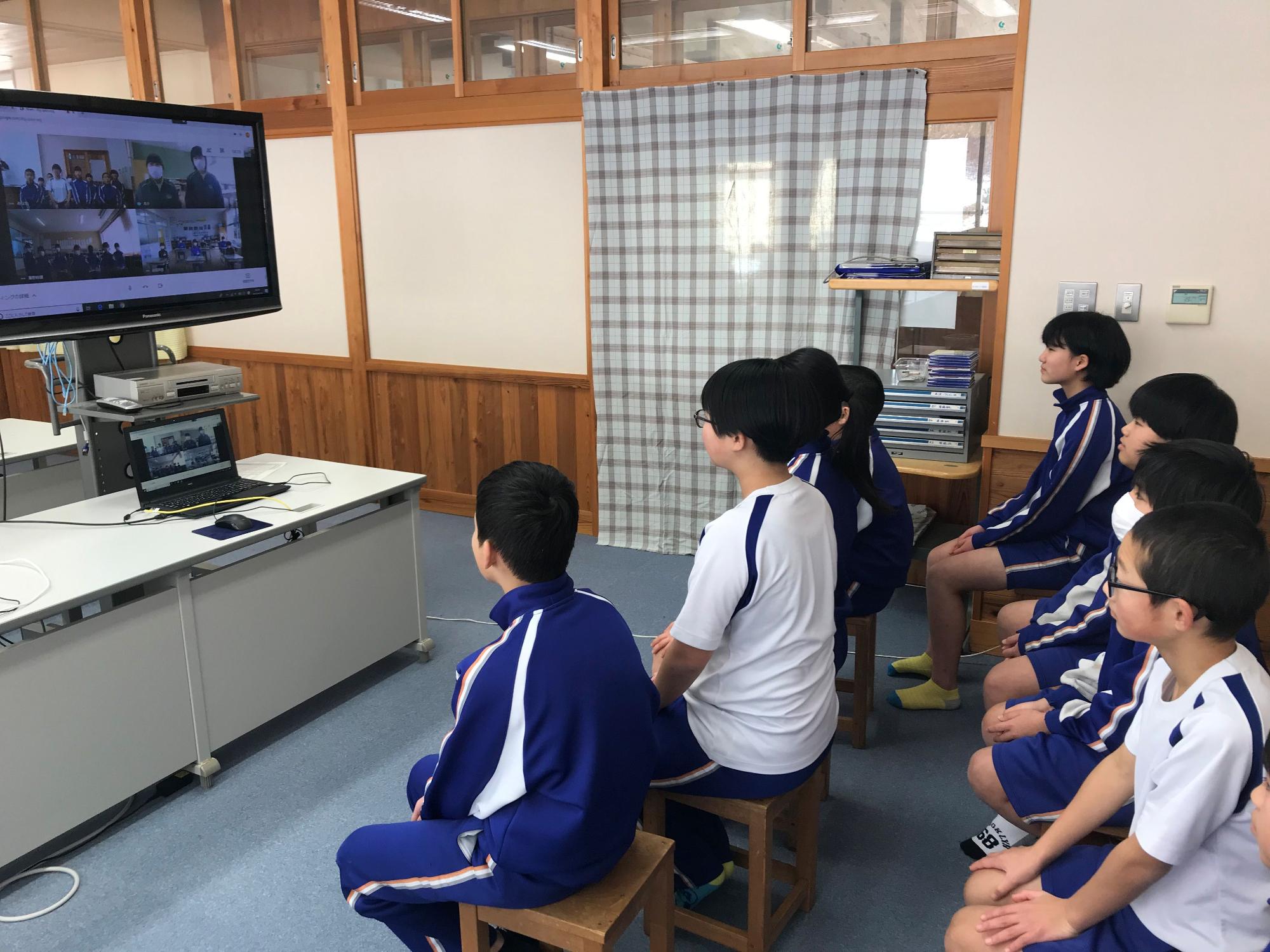 教室で児童たちがオンライン会議を通して交流している写真