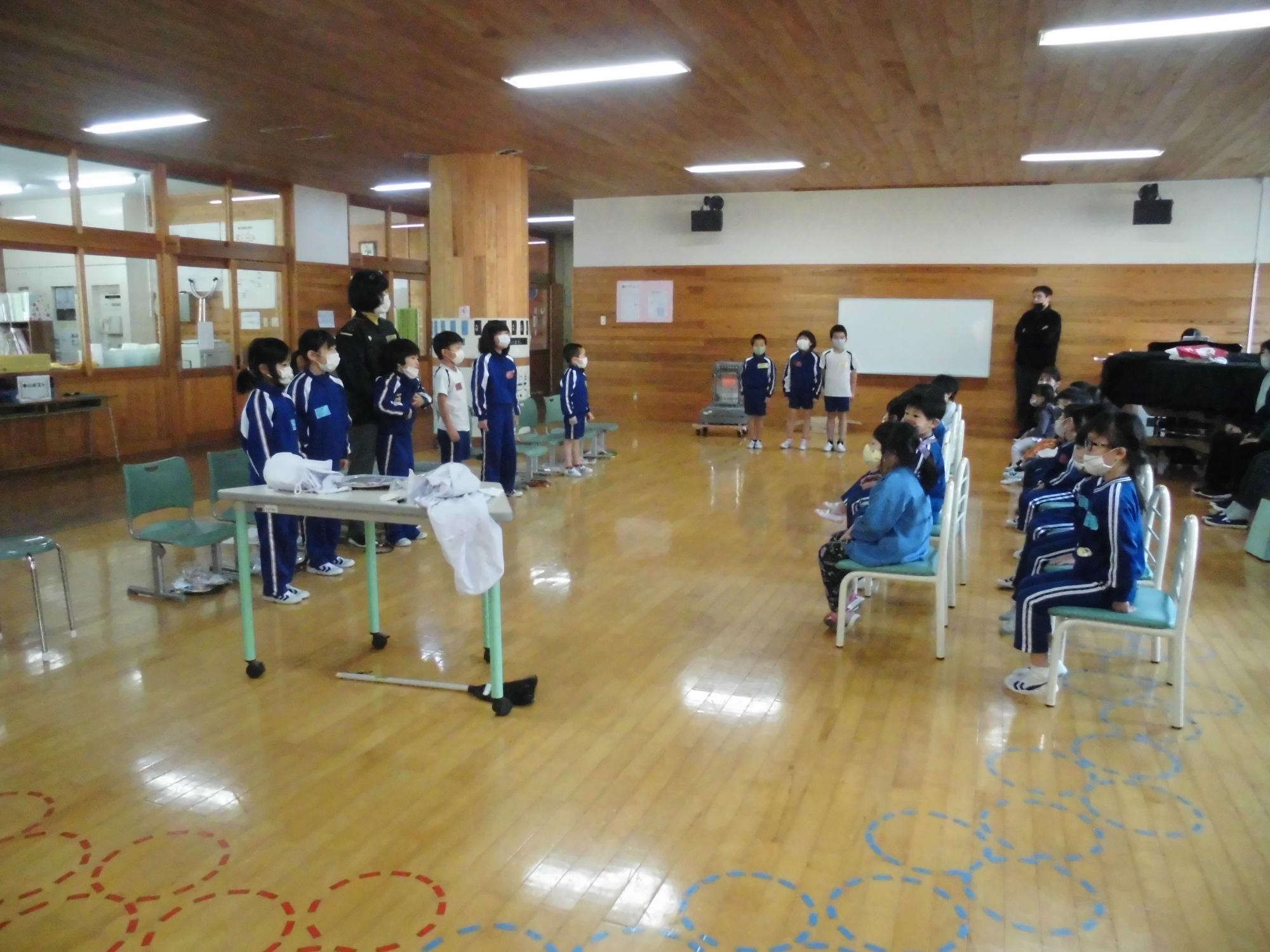 教室で児童たちが向かい合って発表をしている写真