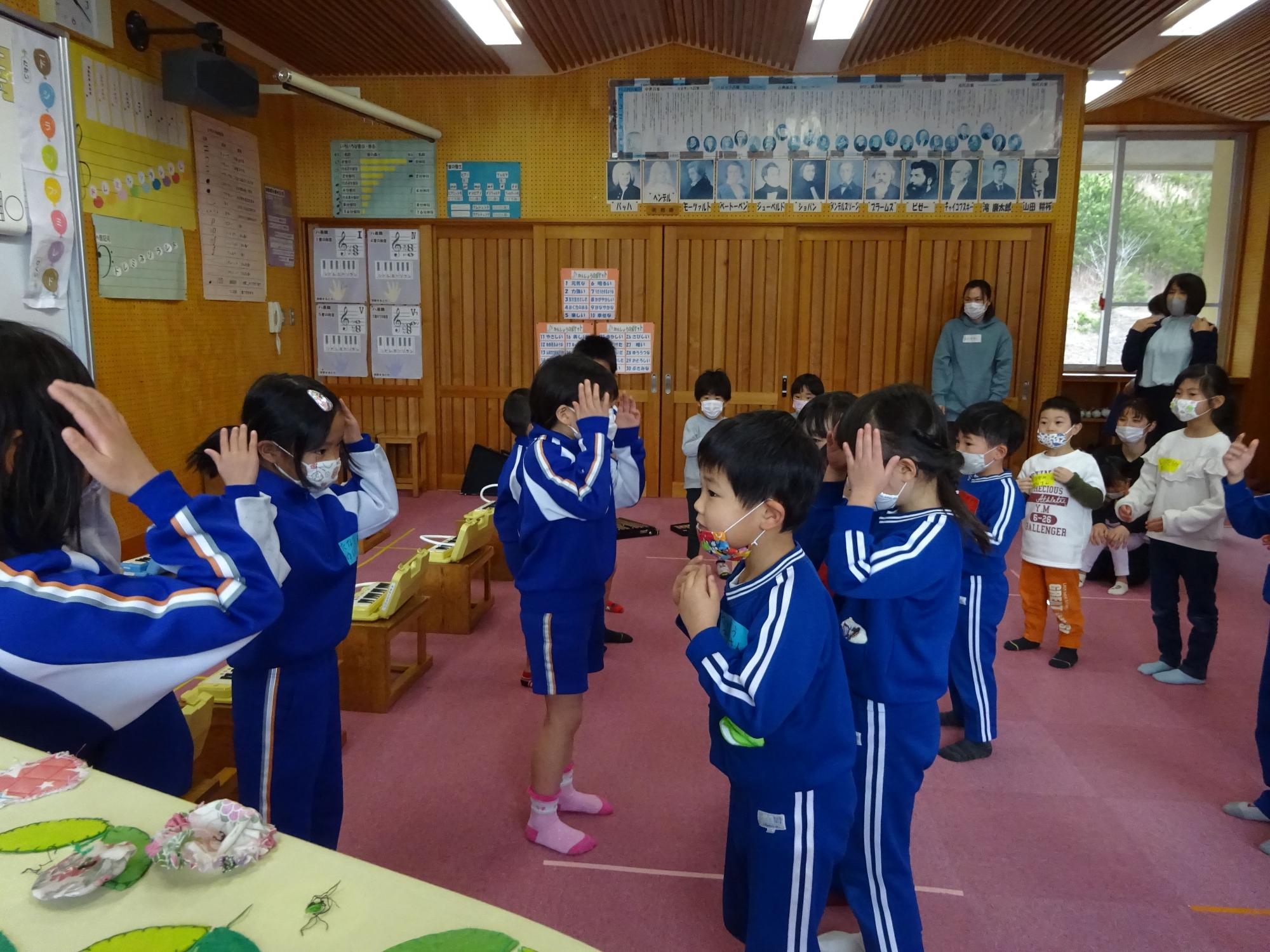 教室で児童たちが歌や遊びで交流している写真