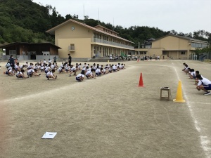 校庭で児童たちが整列して運動の準備をしている写真