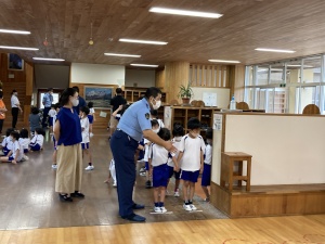 教室内で警察官が児童に安全な登下校について教えている写真