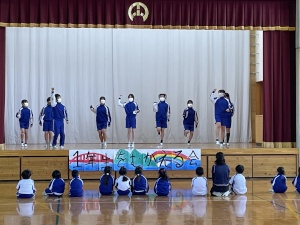 体育館のステージで児童たちが発表をしている写真