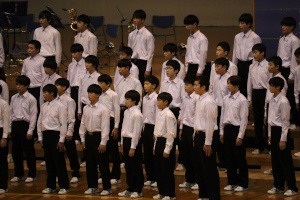 沢山の男子生徒が整列して合唱をしている様子の写真