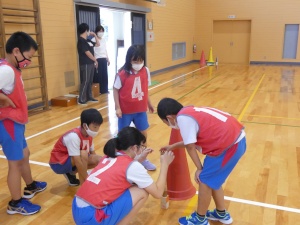 体育館で作戦を確認する児童たちの写真