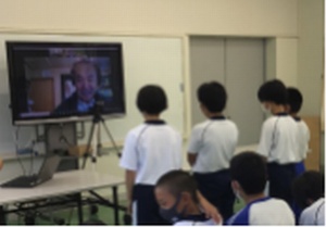 教室でオンライン授業を受ける児童たちの写真