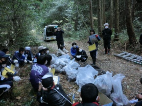 林道で集めたごみを分別してまとめる児童たちの写真