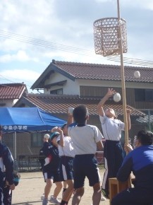 校庭で玉入れをしている児童たちの写真