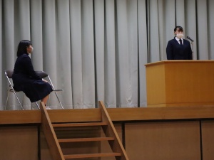 舞台で生徒が代表挨拶をしている写真