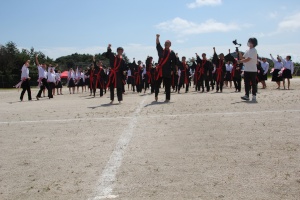 運動場で生徒たちが演舞を披露する写真