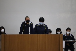 講堂で生徒が並んで発表する写真