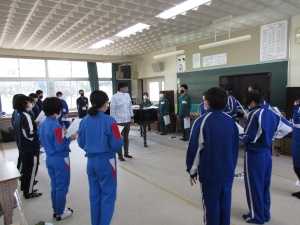 教室で生徒たちが合唱練習をする写真