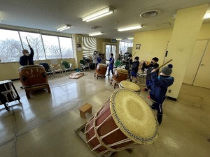 教室で太鼓の練習をしている児童たちの写真