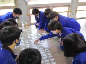 百人一首大会で生徒たちが二列になって真剣勝負をしている写真