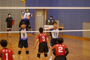 バレーボールの試合でスパイクを打つ選手の写真