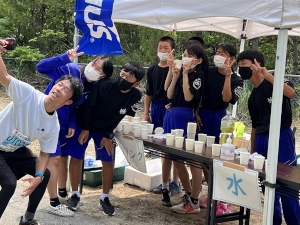 給水所での準備をインカメラで撮っている複数人の生徒の様子を撮影した写真