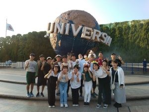 ユニバーサルスタジオジャパンのモニュメントの前に集合している写真