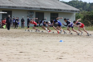 一列に並んだ選手が一斉にスタートを切った瞬間の写真