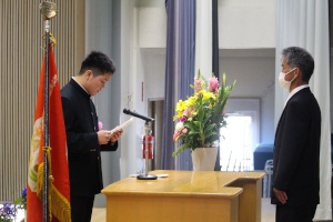 壇上で新入生代表が答辞を読み上げている写真