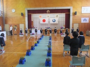 体育館の前方で一列に立っている新入生の写真